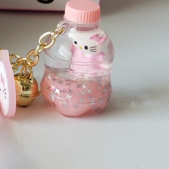 Hello Kitty Key Chain Floating  Oil Liquid Acrylic Bottle Key Chain New - Picture 4 of 10